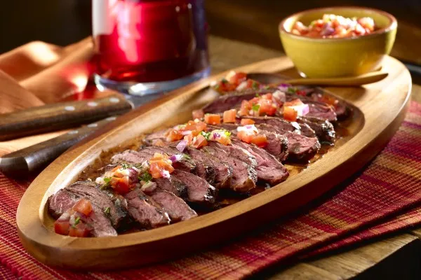 Argentinský grilovaný steak se salsou criolla