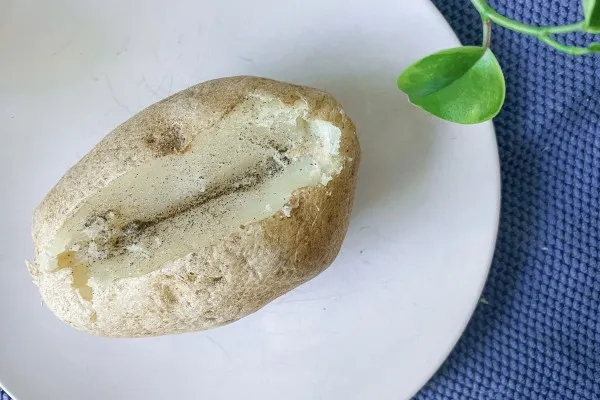Brambora pečená v mikrovlnce
