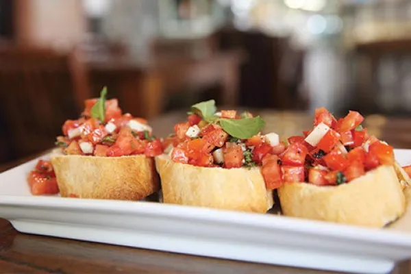 Bruschetta s rajčaty a bazalkou