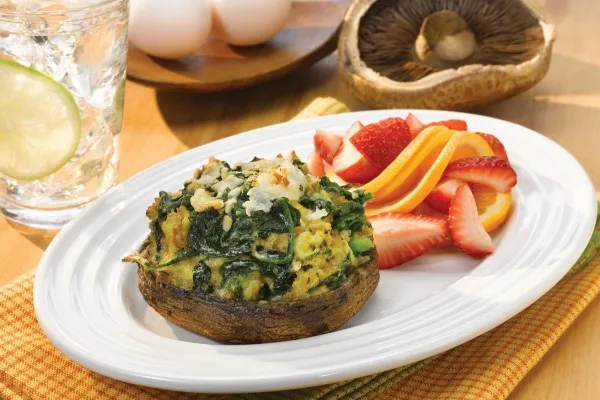 Bylinkové špenátové quiche v hlavičkách žampionů portobello