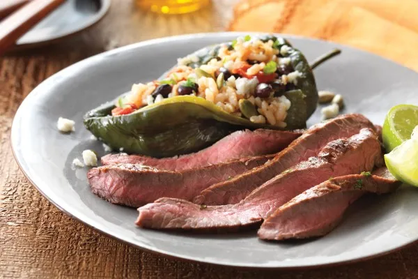 Flank steak marinovaný v limetce s plněnými papričkami poblano