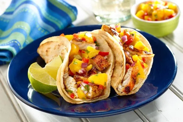 Grilovaná rybí tacos s broskvovou salsou
