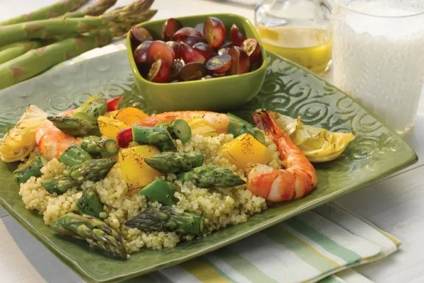 Grilovaný chřest a krevety s quinoa salátem a citronovou vinaigrette
