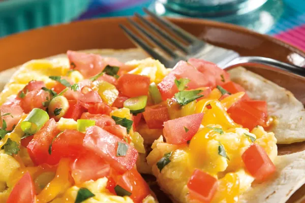 Huevos rancheros s čerstvou salsou