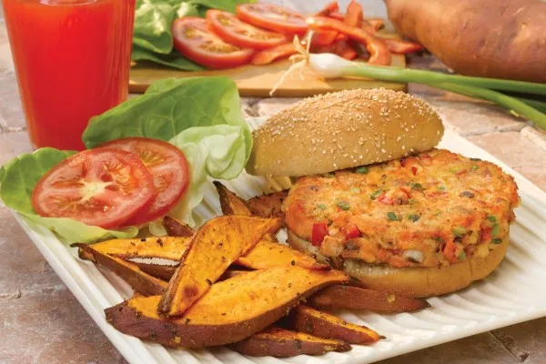 Lososové burgery a batátové hranolky z trouby