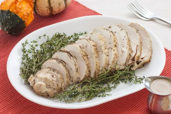 Pečená krůtí prsa s rozmarýnem, šalvějí a tymiánem