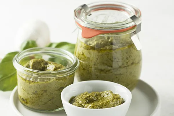 Petrželové pesto s mandlemi a citronem
