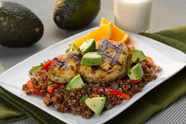 Quinoa pilaf s grilovaným kuřetem a avokádem