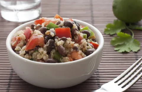 Quinoa salát s černými fazolemi