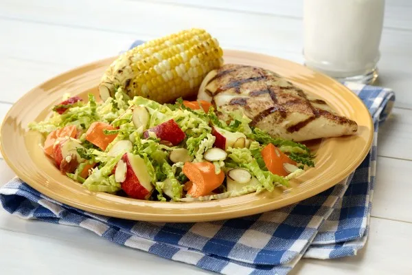 Salát coleslaw s paprikou a jablkem