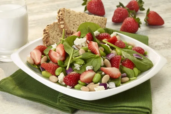 Salát s jahodami, bílými fazolemi a edamame