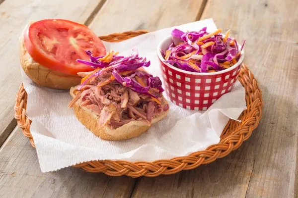 Sendvič s pulled pork a coleslaw z červeného zelí a mrkve