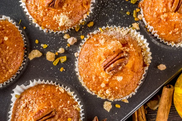 Skořicovo-cukrové dýňové muffiny s pekanovými ořechy