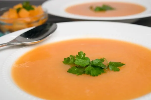 Studená polévka z melounu cantaloupe