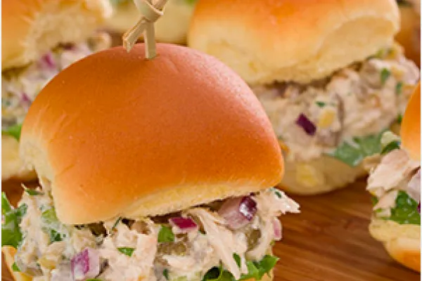 Tuňákové sliders se zelenými chilli
