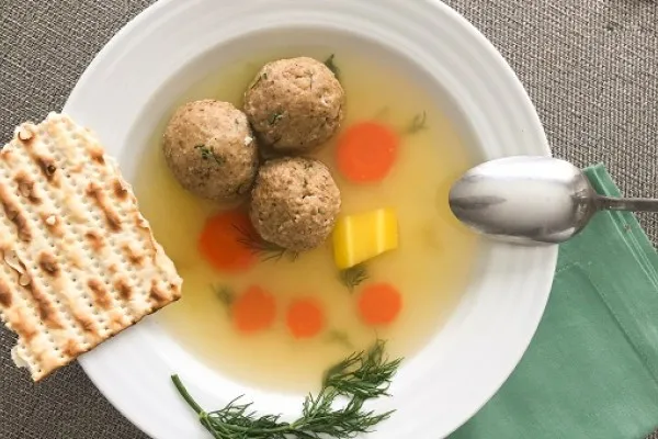 Vegetariánská polévka s macesovými knedlíčky