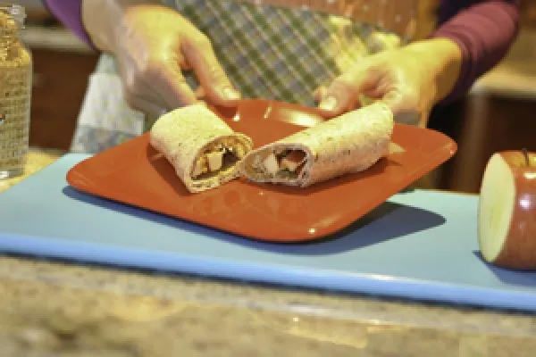 Wrapy s arašídovým máslem a jablkem